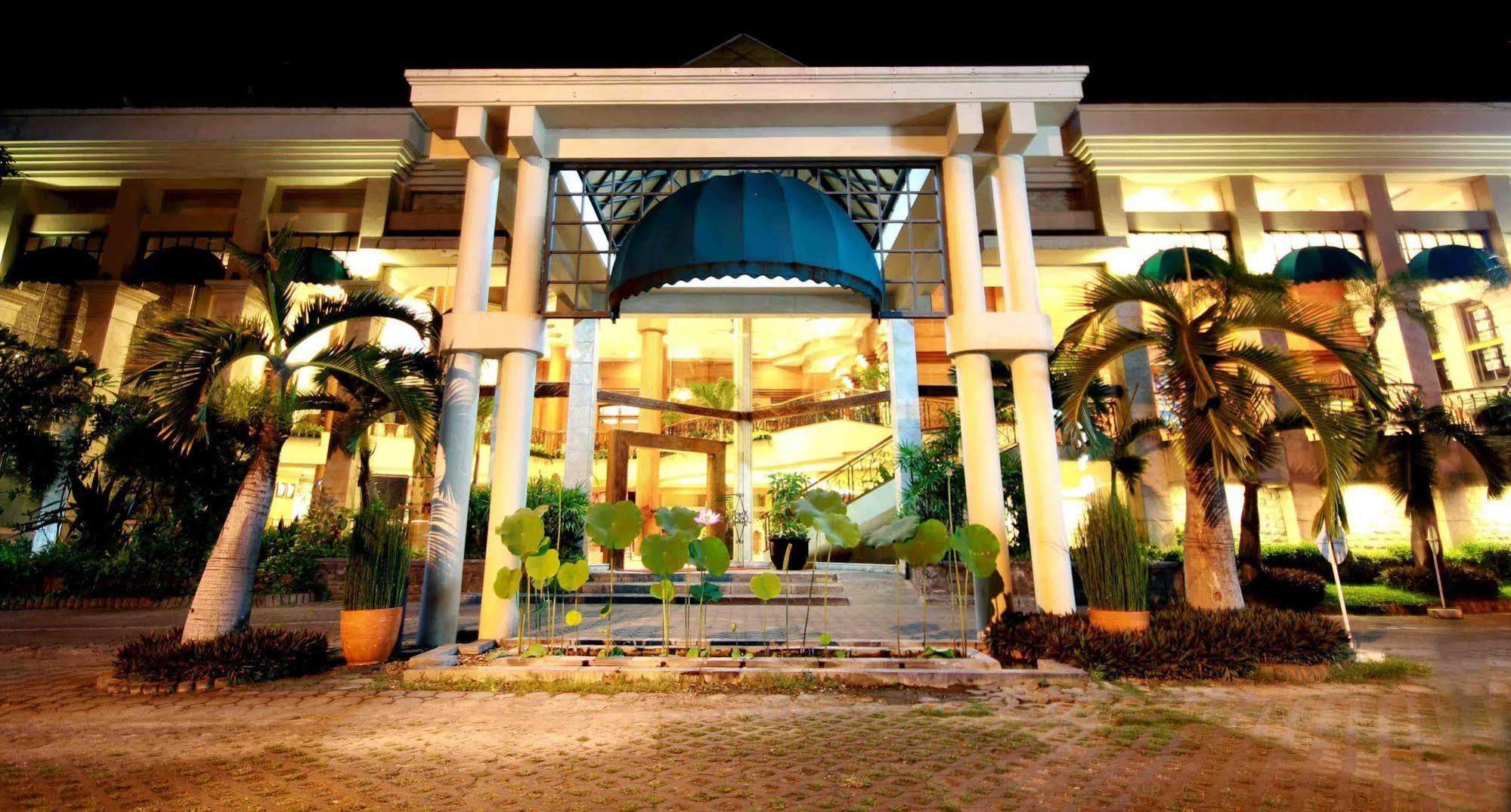 Bentani Hotel & Residence Cirebon Extérieur photo